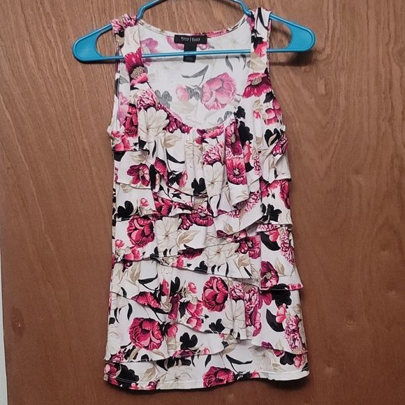 White House Black Market Tops - White House Black Market Floral Ruffled Sleeveless Blouse. Size Xs.